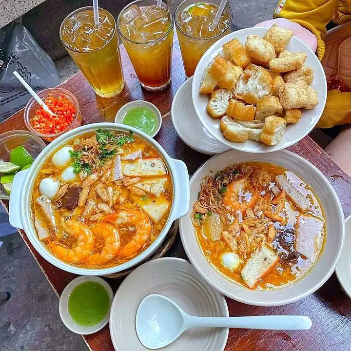 Bánh canh cua, thick noodles in orange crab broth, at Bánh Canh Cua Bà Ba