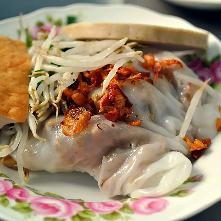 Steamed rice rolls with fried shallots at Bánh Cuốn Tây Hồ 127
