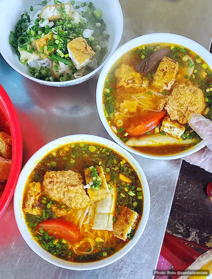 Bún riêu, crab and tomato noodle soup, at Bún Riêu Yến in Saigon