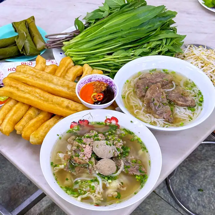 Southern-style beef phở with fresh herbs at Phở Hòa Pasteur